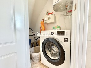 Een douche, een haardroger, handdoeken