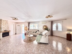TV - Villa Palmera Ciudad Quesada by Villas&You (Ciudad Quesada)