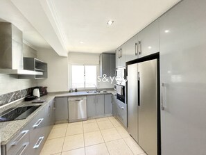 Een koelkast, een magnetron, een oven, een vaatwasser