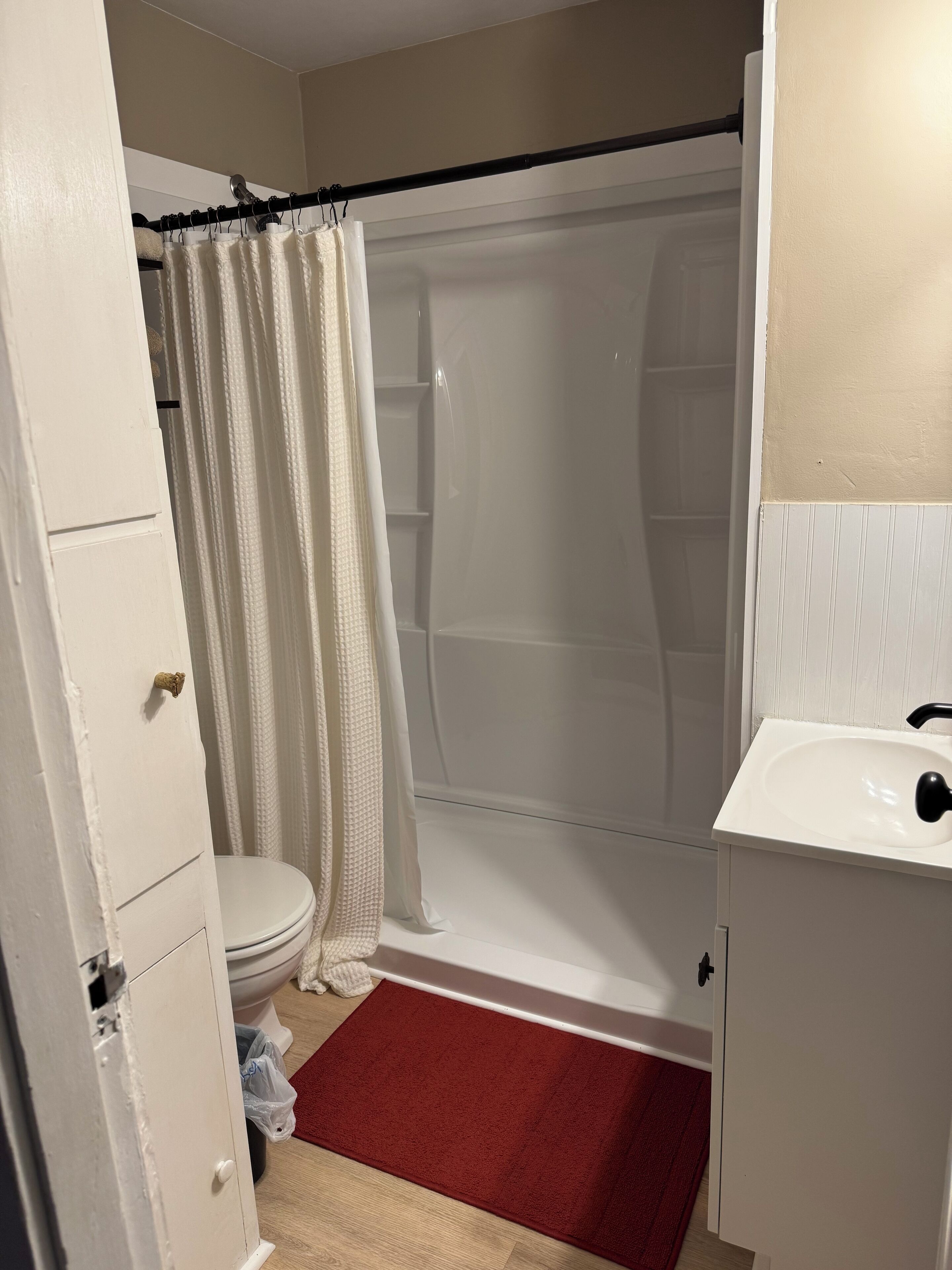 Combined shower/bathtub, towels, toilet paper