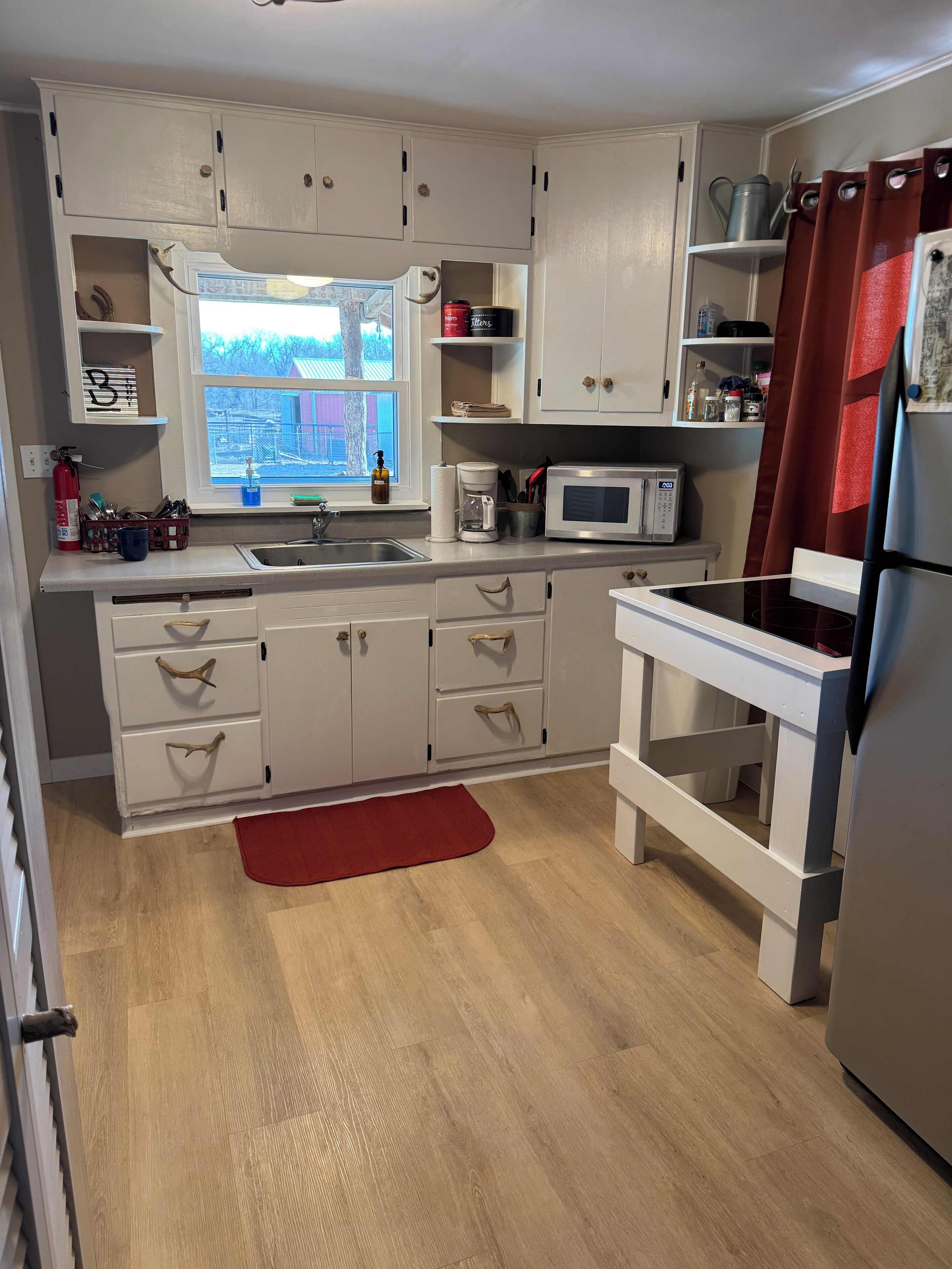 Fridge, microwave, stovetop, coffee/tea maker