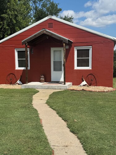 Guest house lodge is located at the edge of the Broken B Bar Ranch.