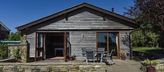 Amber Cabin, sleeps 4, peaceful cabin in the Derbyshire Dales