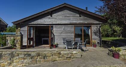 Amber Cabin, sleeps 4, peaceful cabin in the Derbyshire Dales