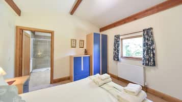 2 bedrooms, travel cot, WiFi, bed sheets