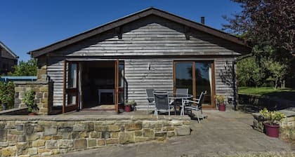 Amber Cabin, sleeps 4, peaceful cabin in the Derbyshire Dales