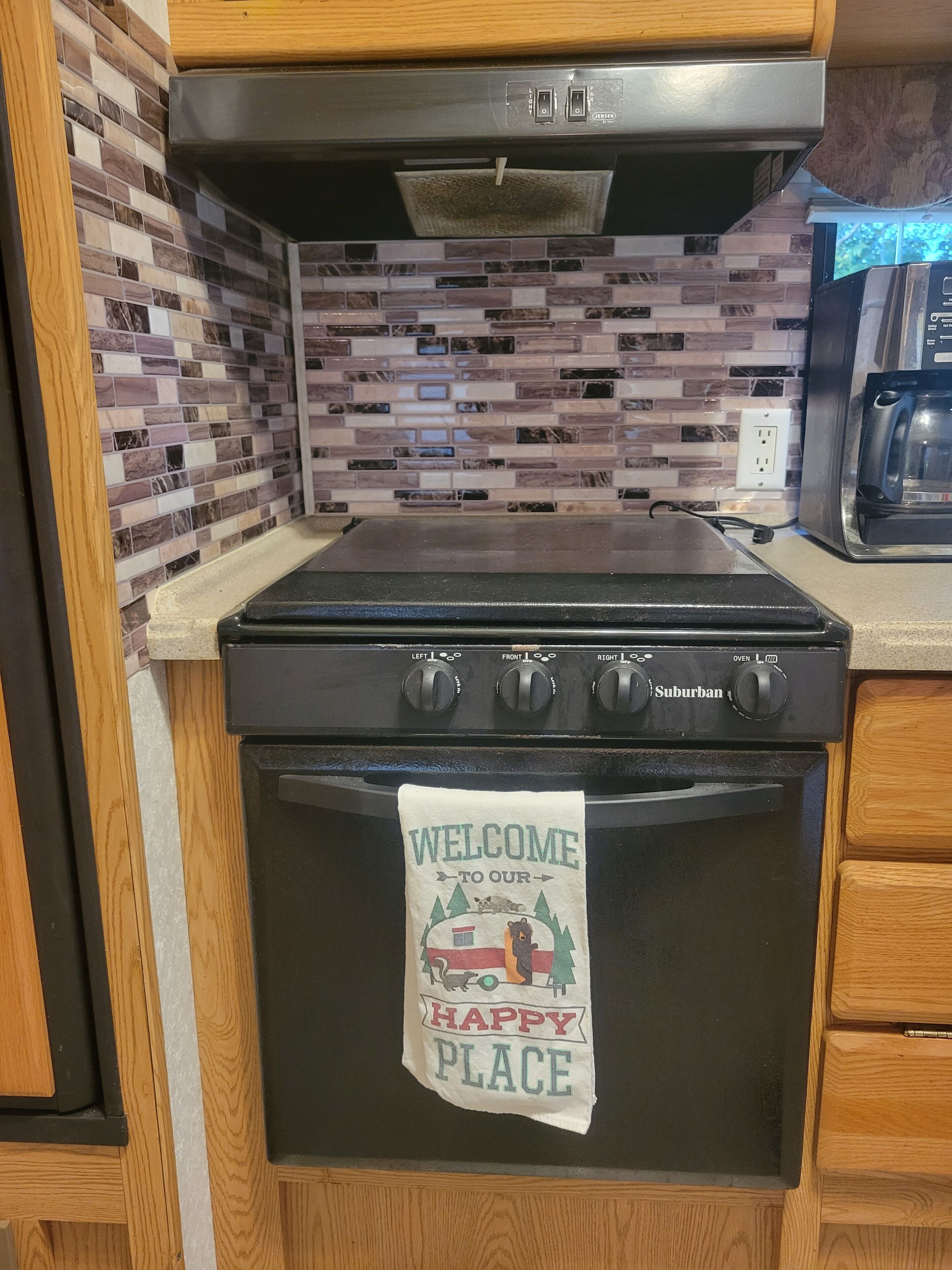 Coffee/tea maker, fridge, microwave, oven