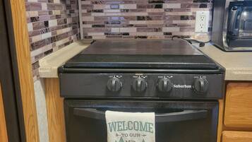 Coffee/tea maker, fridge, microwave, oven