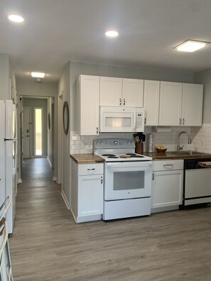 Refrigerador, microondas, horno, placa de cocina