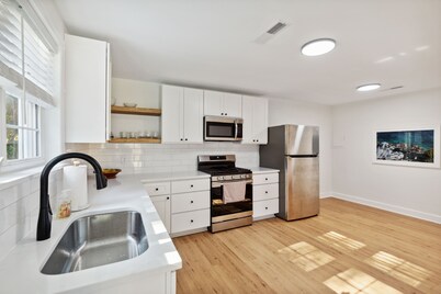 Chic and Comfy Home | Close to Downtown & Beach