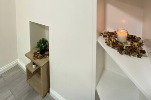 Interior - Studio Sleeps 2 with Walk-In Shower (London)