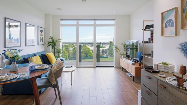 A modern living room with a dining area, large windows, and a view of the city. - Skyline View 1 Bed Apartment Sleeps 2 - Balcony (London)