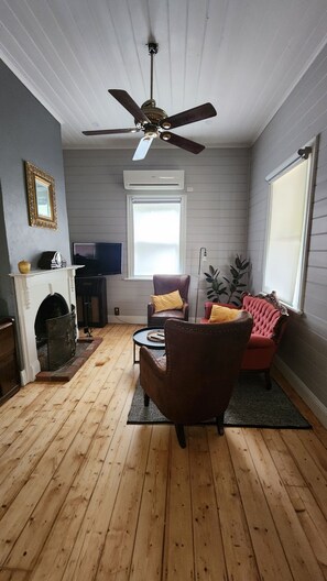 Een smart-tv, een open haard, videogames en boeken