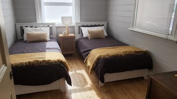 2 habitaciones, tabla de planchar con plancha y cuna de viaje