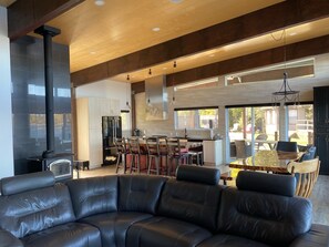 Living area - Beautiful lake house perfect for snowmobile trip or relaxing gateway (lac sainte-therese)