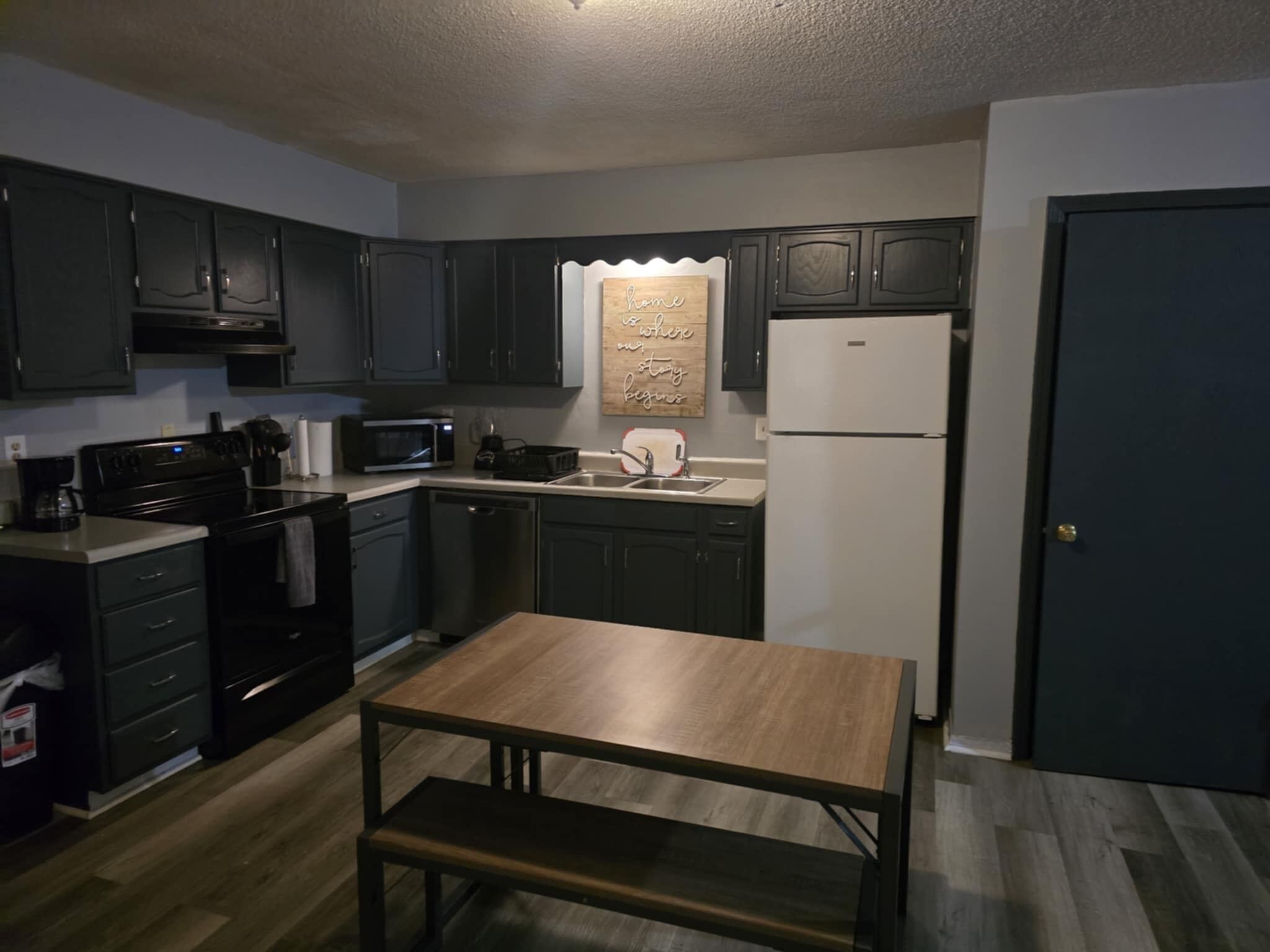 冷蔵庫、電子レンジ、オーブン、コンロ