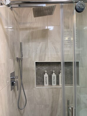 Chuveiro/banheira combinados, secador de cabelo, toalhas de banho
