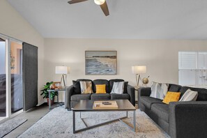 Smart TV, videogiochi, lettore DVD, tavolo da calcetto