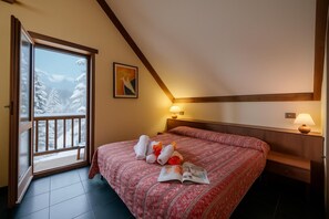 2 bedrooms, free WiFi, bed sheets - Grange Hike & Ski - 33C Sestriere, Sestriere (Grange Sises), Italy (Sestriere (Grange Sises))