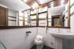 Dusche, Haartrockner, Bidet, Handtücher