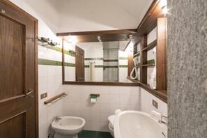 Douche, sèche-cheveux, bidet, serviettes fournies