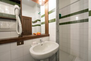 Dusche, Haartrockner, Bidet, Handtücher