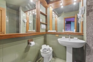 Suihku, hiustenkuivaaja, bidee, pyyhkeet