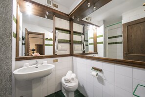 Douche, sèche-cheveux, bidet, serviettes fournies