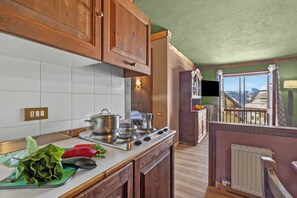 Réfrigérateur, micro-ondes, plaque de cuisson, cafetière/bouilloire