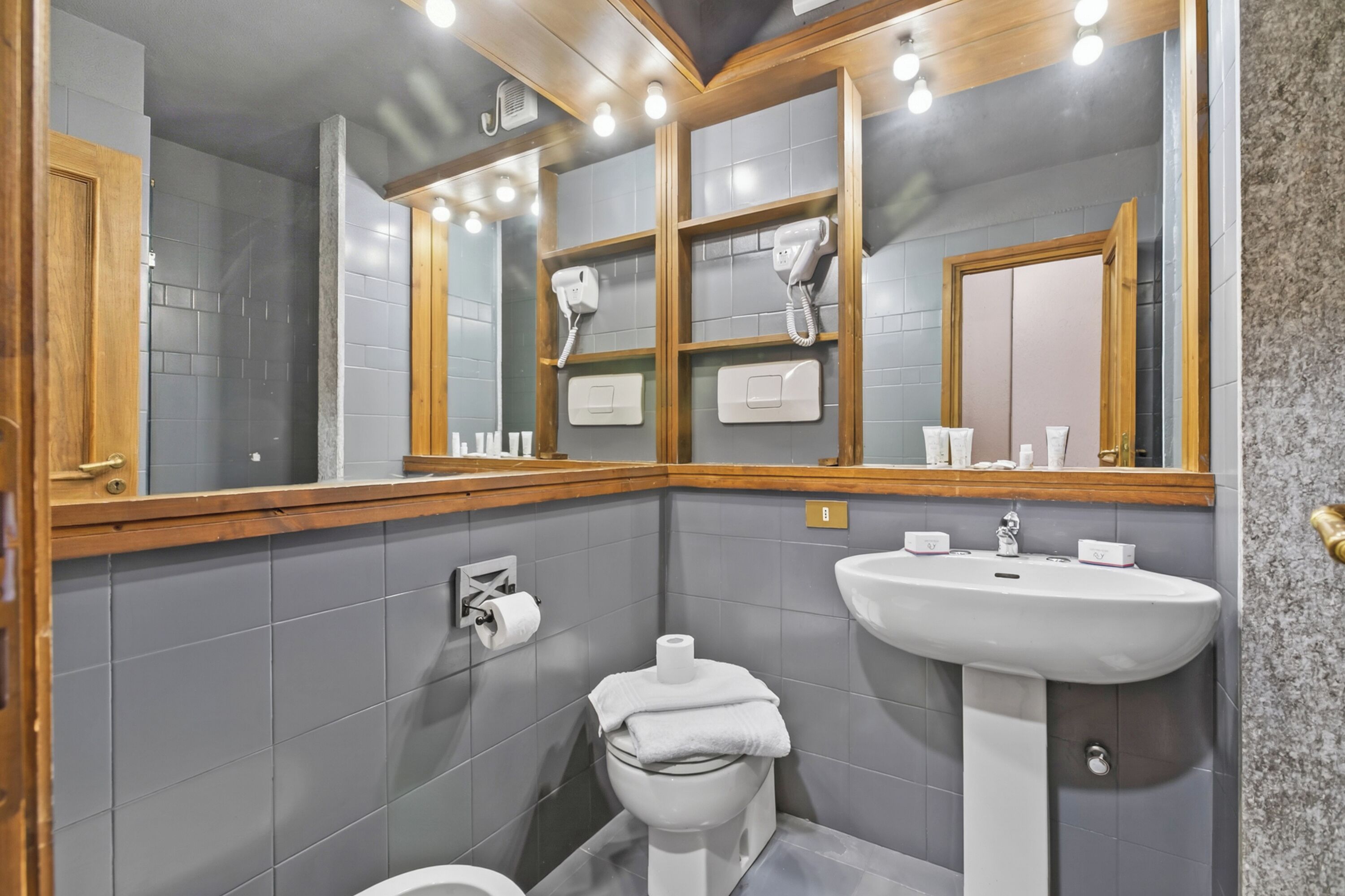 Douche, sèche-cheveux, bidet, serviettes fournies