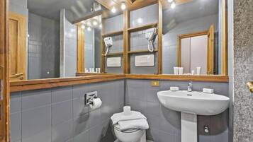 Douche, sèche-cheveux, bidet, serviettes fournies