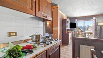 Kühlschrank, Mikrowelle, Herdplatte, Wasserkocher mit Kaffee-/Teezubehör