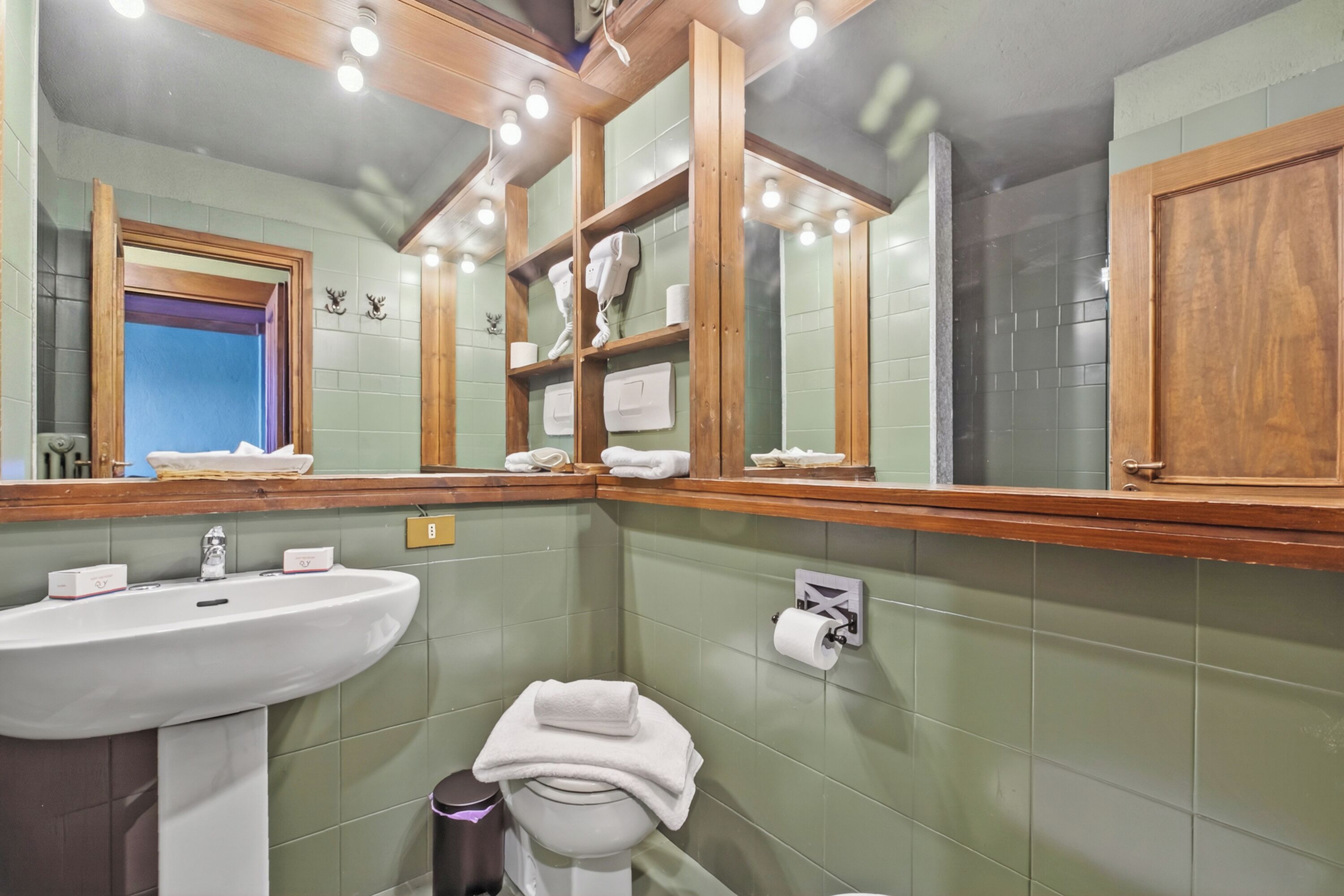 Doccia, asciugacapelli, bidet, asciugamani