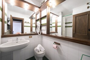 Een douche, een haardroger, een bidet, handdoeken