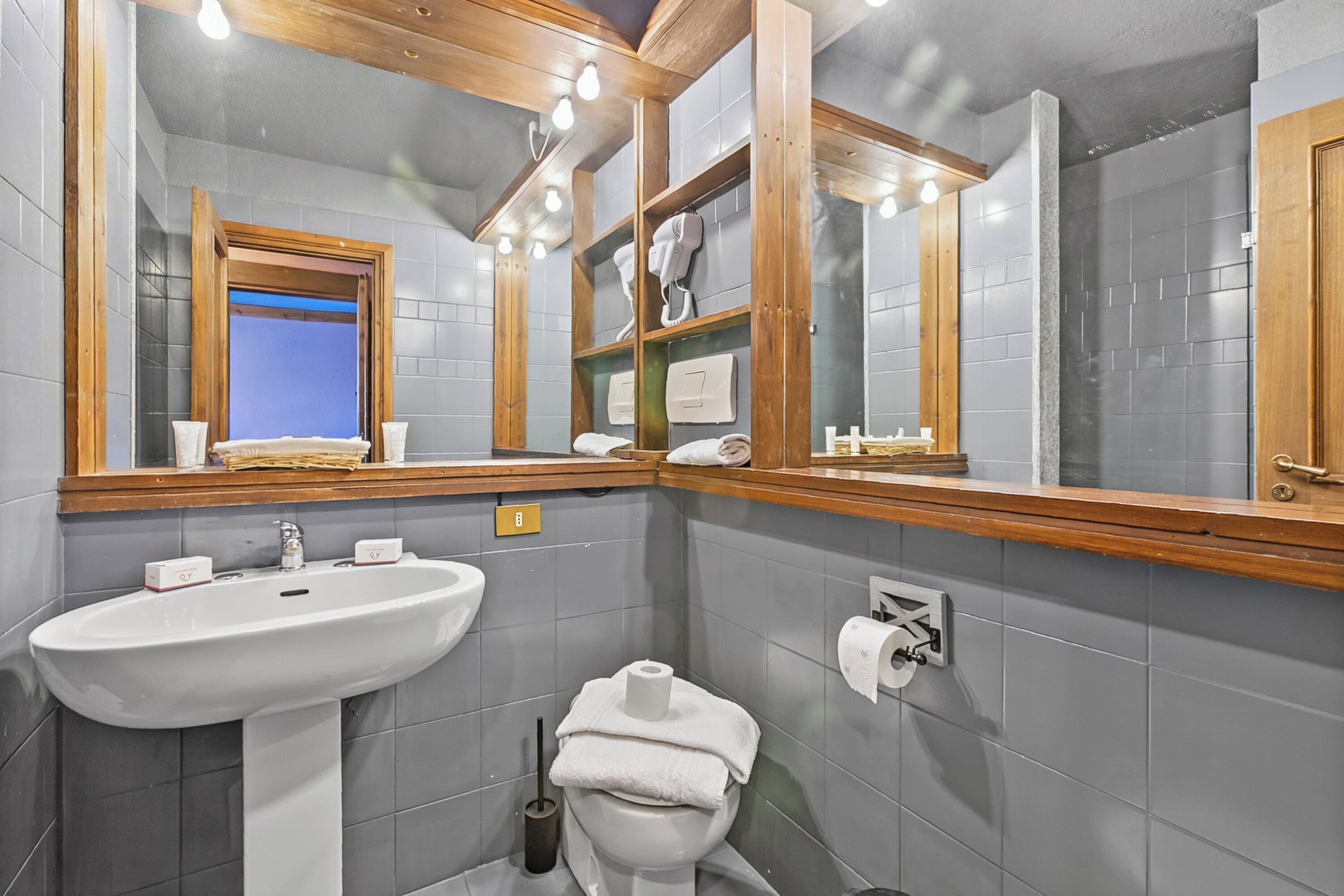 Douche, sèche-cheveux, bidet, serviettes fournies