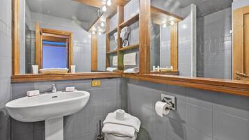 Douche, sèche-cheveux, bidet, serviettes fournies