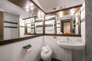 Een douche, een haardroger, een bidet, handdoeken