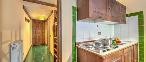 Réfrigérateur, micro-ondes, plaque de cuisson, cafetière/bouilloire