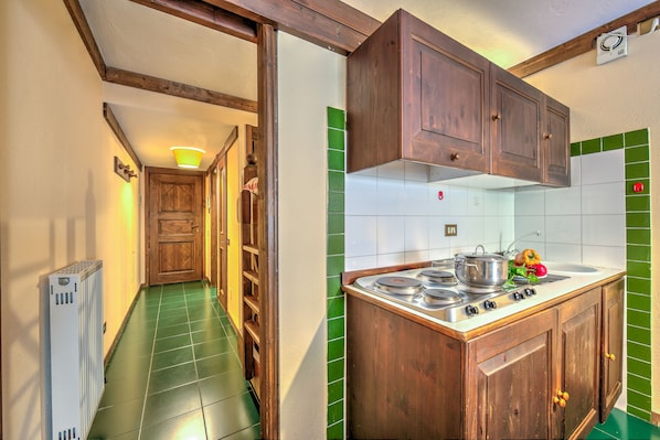 Kühlschrank, Mikrowelle, Herdplatte, Wasserkocher mit Kaffee-/Teezubehör