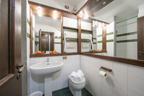 Douche, sèche-cheveux, bidet, serviettes fournies