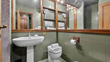 Dusj, hårføner, bidé og håndklær