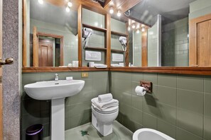 Douche, sèche-cheveux, bidet, serviettes fournies