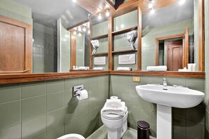 Shower, hair dryer, bidet, towels - Grange Hike & Ski - 15D Sestriere, Sestriere - Grange Sises, Italy (Sestriere - Grange Sises)