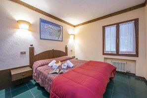 1 bedroom, free WiFi, bed sheets - Grange Hike & Ski - 15D Sestriere, Sestriere (Grange Sises), Italy (Sestriere (Grange Sises))
