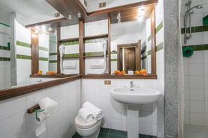 Een douche, een haardroger, een bidet, handdoeken