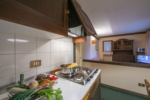 Fridge, microwave, stovetop, coffee/tea maker - Grange Hike & Ski - 15D Sestriere, Sestriere (Grange Sises), Italy (Sestriere (Grange Sises))