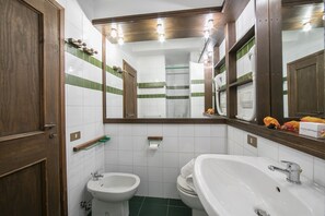 Een douche, een haardroger, een bidet, handdoeken