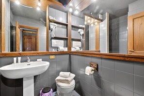 Douche, sèche-cheveux, bidet, serviettes fournies