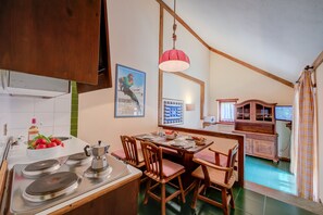 Réfrigérateur, micro-ondes, plaque de cuisson