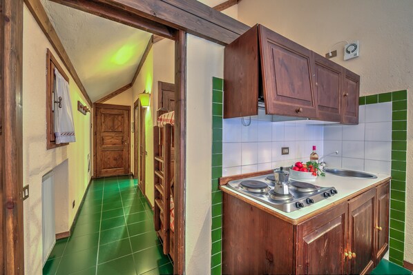 Réfrigérateur, micro-ondes, plaque de cuisson